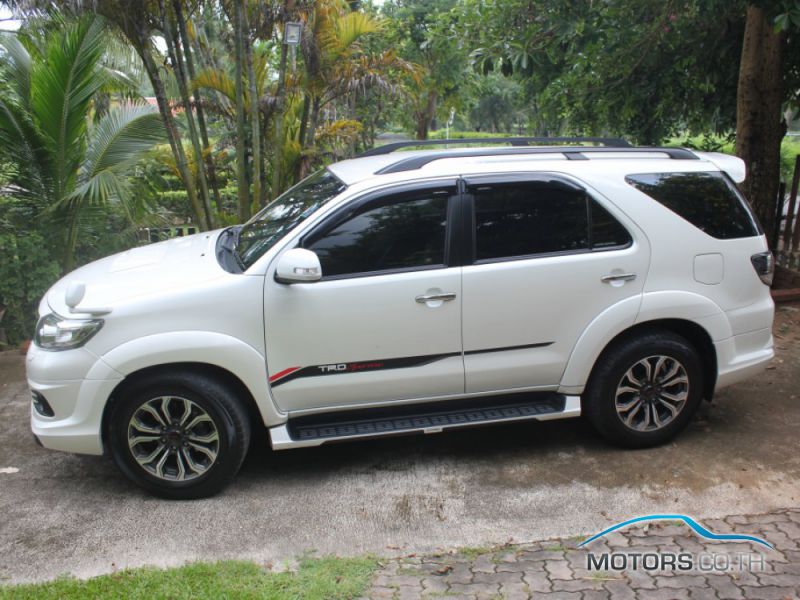 Тойота Fortuner 2015